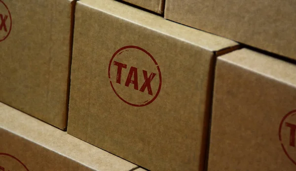 Daňové Razítko Vytištěné Kartonové Krabici Koncepce Zdanění Příjmů Plateb — Stock fotografie