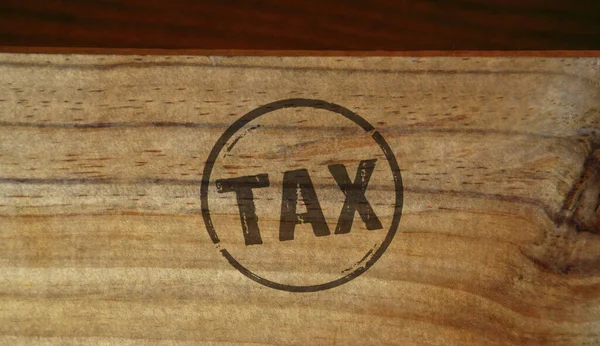 Tahta Kutuya Vergi Damgası Basılmış Gelir Vergisi Ödeme Kavramı — Stok fotoğraf