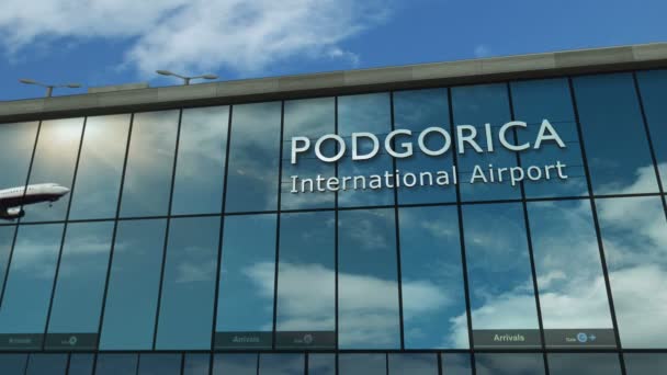Karadağ Podgorica Kentine Uçak Iniyor Cam Havaalanı Terminali Jet Uçağının — Stok video