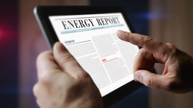 Petrol İhraç Eden Ülkeler OPEC Organizasyonu, mobil tablet bilgisayar ekranında ihracat derneği günlük gazete okuması yapıyor. Adam ekran başlıklarına dokundu, haber konsepti 3D.