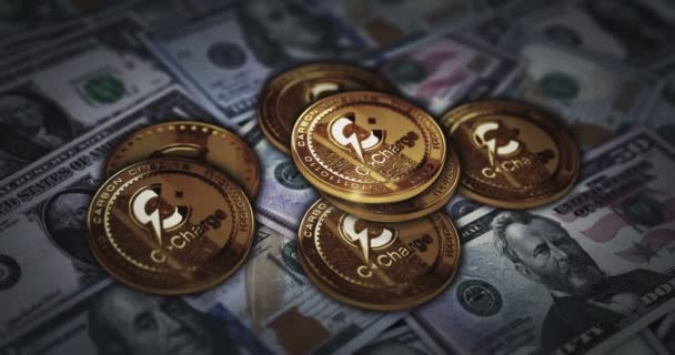 CチャージCchg Ev暗号Ev燃料ドル紙幣の上に金のコインを充電します 米国の紙幣の背景を持つ暗号通貨3D抽象的なオンライン決済とデジタルマネーコンセプト — ストック動画