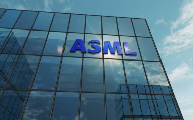 Veldhoven, Hollanda, 20 Temmuz 2023: ASML Holding şirketinin cam bina konsepti. Ön cephede yarı iletken teknoloji şirketi sembolü 3D illüstrasyon.