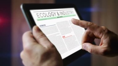 Geri dönüşüm ekolojisi ortamı ve sürdürülebilir ekonomi günlük gazete okumaları mobil tablet bilgisayar ekranında. Manşetlerle ekrana dokunan adam 3 boyutlu haber konsepti.