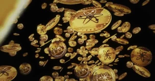 Kosmos Atom Kryptowährung Isoliert Fliegen Zwischen Goldmünzen Hintergrund Rotierende Goldene — Stockvideo