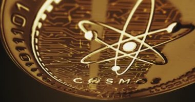 Kozmos ATOM kripto para birimi altın para dönüyor. Kamera 3 boyutlu metal parlaklıklar etrafında döner. Fintech, çevrimiçi ödeme ve dijital işlem soyut kavramı.
