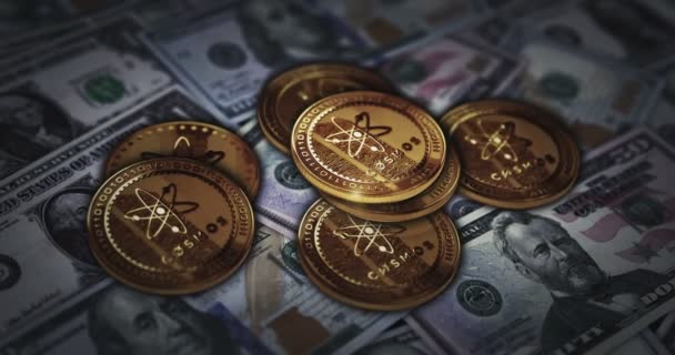 Космос Атом Криптовалюта Золотая Монета Над Банкнотами Доллара Криптовалюта Американскими — стоковое видео