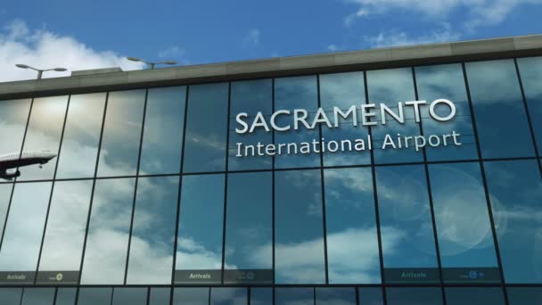 Vliegtuiglanding Sacramento Californië Usa Aankomst Stad Met Glazen Luchthaventerminal Reflectie — Stockvideo