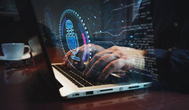 Mikrofon podcast 'i çevrimiçi ve canlı yayın sembolü ile insan klavyesinde. Eller dizüstü bilgisayarda. Ağ, siber teknoloji ve özet kavram.