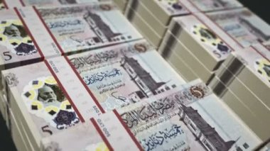 Libya parası Libya Dinarı para paketi 3D animasyon döngüsü. Döngüsüz finans, nakit, ekonomi, iş ve banka kavramı. Kamera 5 LYD banknot destesinin üzerinde hareket ediyor.