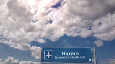 Jet uçağı Harare, Zimbabwe 'ye iniyor. Havaalanı istikameti işaretli şehir gelişi. Seyahat, iş, turizm ve uçak taşımacılığı kavramı.