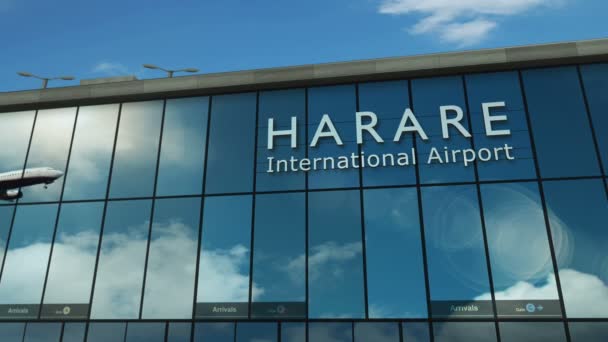 Samolot Lądujący Harare Zimbabwe Przylot Miasta Szklanym Terminalem Lotniska Odbiciem — Wideo stockowe