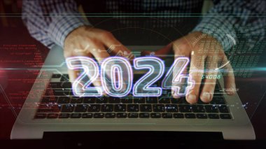 2024 yeni siber tasarım konsepti. Kamera, bilgisayarın klavyesinde yazan adamla hareket ediyor. Fütürist ışık sembolü soyut 3D illüstrasyon
