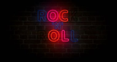Tuğla duvarda rock-n-roll neon sembolü. Rock n Roll müzik kulübü eski tarz ampuller. Döngüsüz ve kusursuz soyut konsept animasyonu.