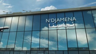 N 'Djamena, Chad 3D' ye uçak iniyor. Cam havaalanı terminali ve jet uçağının yansımasıyla şehre vardık. Seyahat, iş, turizm ve ulaşım 3D konsepti.