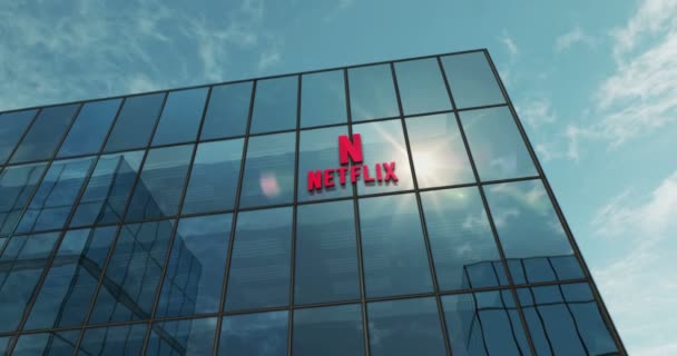 2023年9月12日 加利福尼亚州洛斯加托斯 Netflix Incorporation总部玻璃建筑概念 Netflix Tv和Vod流媒体平台公司标志标志在正面3D — 图库视频影像