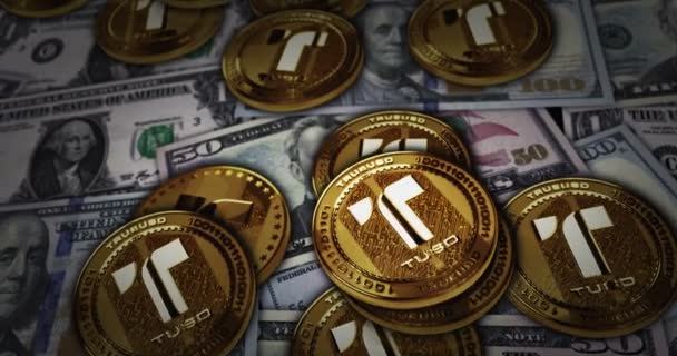 Trueusd Stablecoin Tusd Криптовалюта Золотая Монета Поверх Банкнот Криптовалюта Фоне — стоковое видео