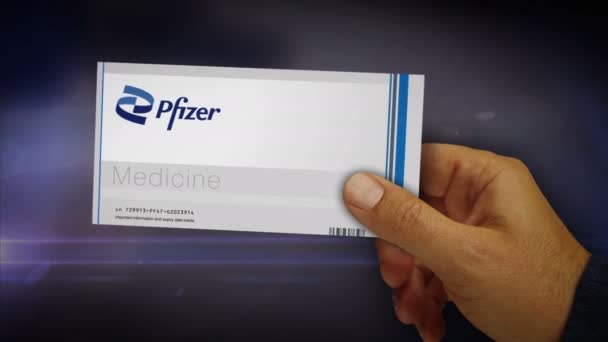 Posen Polen Oktober 2023 Pfizer Tabletten Box Den Händen Pharmaunternehmen — Stockvideo