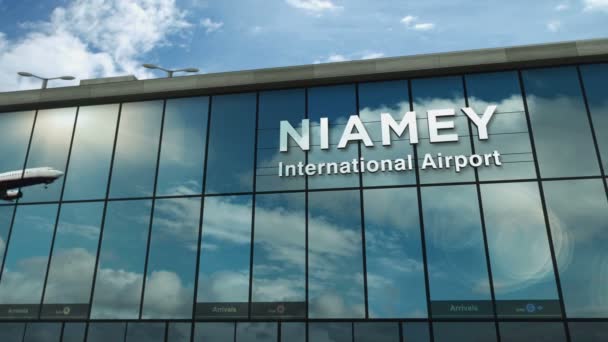 Avión Aterrizando Niamey Níger Llegada Ciudad Con Terminal Del Aeropuerto — Vídeos de Stock