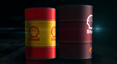 Poznan, Polonya, 12 Ekim 2023: Shell petrol varilleri sıra konsepti. Fosil yakıt şirketi ve petrol endüstriyel konteynırları 3 boyutlu illüstrasyon.