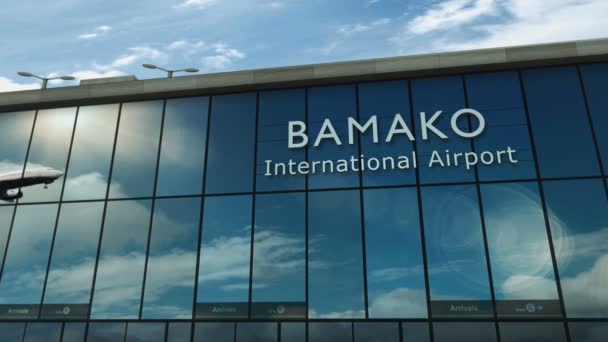 マリ3Dのバマコに着陸する飛行機 ガラス空港ターミナルで市内に到着し ジェット機の反射 ビジネス 輸送3Dコンセプト — ストック動画