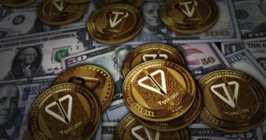 Toncoin TON şifreleme altın para dolar banknotları üzerinde. Şifreli para birimi, arka planı 3D soyut çevrimiçi ödeme ve dijital para kavramına sahip. Döngüsüz ve pürüzsüz.