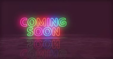 Yakında neon sembolü geliyor. Renkli ampuller. Ticari satış tanıtımı soyut, pürüzsüz ve döngüsel bir kavram. 3D tünel animasyonunda uçuyor..