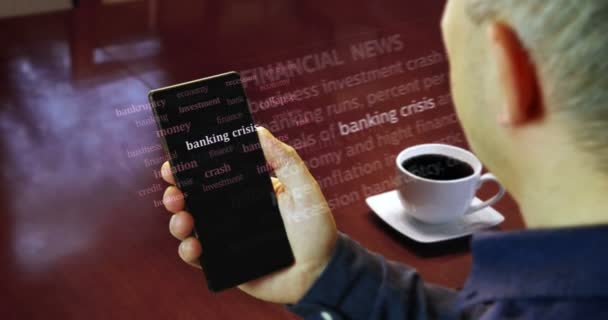 銀行危機インフレ不況と経済崩壊の記事はスマートフォンで読んでいる 男は国際メディアの見出しニュースを読んだ 携帯電話のニュースタイトルの抽象概念 — ストック動画