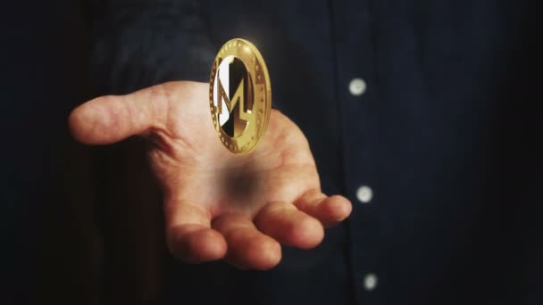 莫内罗Xmr加密货币旋转3D硬币悬停在手上 手头上飘扬着象征的商人 商业和技术无缝 环环相扣的抽象概念 — 图库视频影像