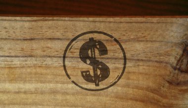 Tahta kutuya dolar sembolü damgası basılmış. Amerikan doları. ABD imzası konsepti..