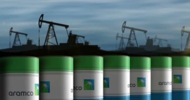Poznan, Polonya, 6 Aralık 2023: Suudi Aramco Petrol Şirketi varilleri sorunsuz ve döngüsüz bir konsept içinde. Petrol yakıtları şirket endüstriyel konteynırları.