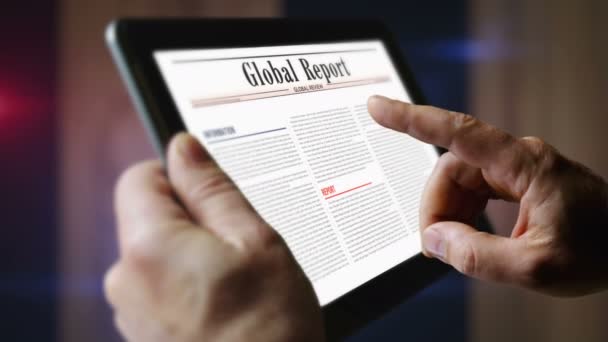 Özgürlük Özgürlük Günlük Gazete Okumaları Mobil Tablet Bilgisayar Ekranında Manşetlerle — Stok video