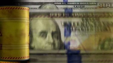 Amerikan Doları 'nın üzerinde kafatası sembolü varilleri olan tehlike uyarısı banknotları kusursuz ve geri dönüşümsüz kavramları da sayıyor. Tehlikeli dikkat endüstriyel iş döngüsü.