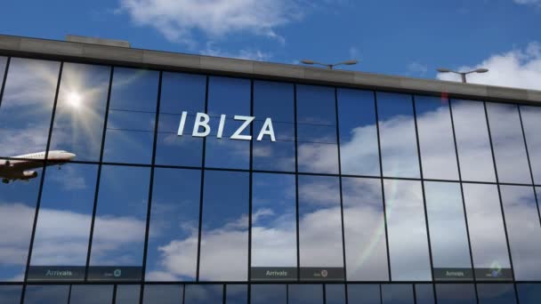 Avião Aterrissando Ibiza Espanha Chegada Cidade Com Terminal Aeroporto Vidro — Vídeo de Stock