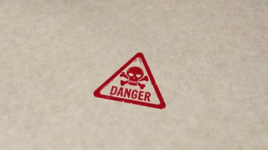 Tehlike damgası ve el damgası çarpışma animasyonu. Kafatası sembolü 3 boyutlu uyarı uyarısı.