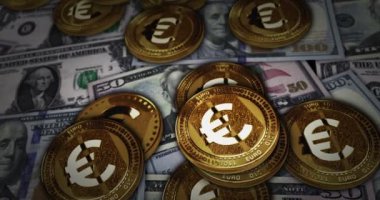 Euro kripto para birimi CBDC altın sikke dolar banknotları üzerinde. Şifreli para birimi, arka planı 3D soyut çevrimiçi ödeme ve dijital para kavramına sahip. Döngüsüz ve pürüzsüz.