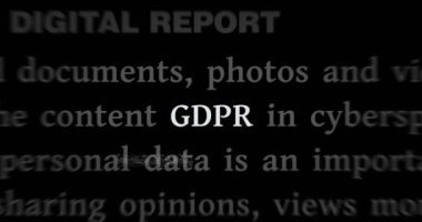 GDPR veri koruma düzenlemesi ve uluslararası medyada gizli güvenlik manşeti haberleri kesintisiz. Ekranlarda yayınlanan soyut konsept haber başlıkları.