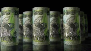 Guyana parası Guyanese doları 3D 'yi döndürür. Kamera 5000 GYD 'nin önünde hareket ediyor. Kusursuz döngüsüz ekonomi, finans, iş ve borç kavramı.