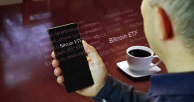 Bitcoin ETF BTCETF yatırım makaleleri akıllı telefondan okunuyor. Adam uluslararası medyada manşet haberi okudu. Telefondaki haber başlıklarının soyut kavramı.