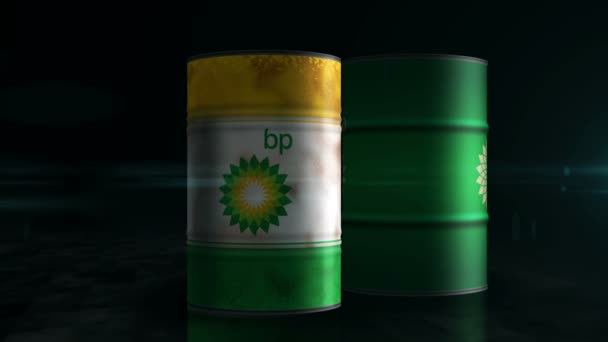 ポズナン ポーランド 2024年2月14日 Bp石油燃料とガス樽のコンセプト イギリスの石油会社とガソリン産業用金属容器 — ストック動画