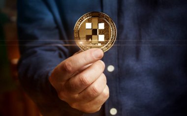 OKX OKB kripto para birimi altın sikke elde soyut kavram