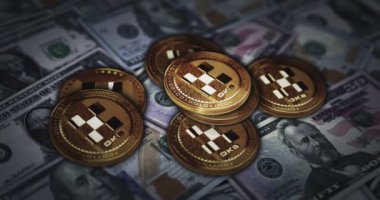 Tamam OKX OKB şifreleme altın para dolar banknotları üzerinde. ABD 'li kripto para birimi özgeçmişi 3D soyut çevrimiçi ödeme ve dijital para kavramı.