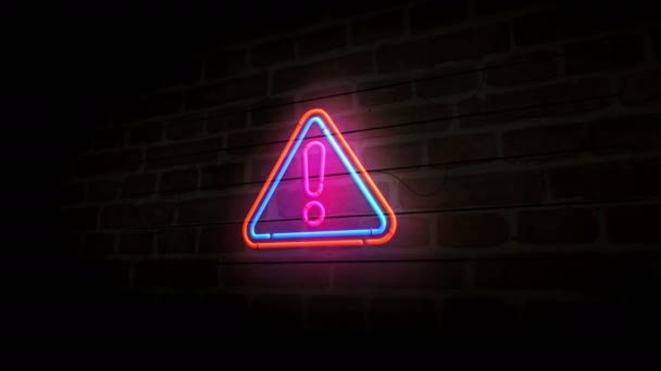 Tuğla Duvardaki Neon Sembolü Uyarın Tehlike Alarmı Uyarısı Renk Ampulleri — Stok video