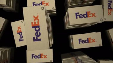 Poznan, Polonya, 12 Mart 2024: Fedex dağıtım kutusu üretim hattı. Federal ekspres nakliye şirketi. Karton paket fabrikası. Soyut konsept 3D çevrilebilir dikişsiz biçimlendirme.