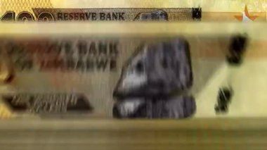 Zimbabwe parası Zimbabwe dolar sayma makinesi ve banknotlar. Hızlı ZWL 100 banknot aşağı rotasyon. İş ve ekonomi kavramı döngüsel ve sorunsuz bir altyapıya sahip.