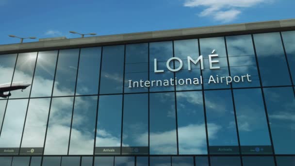 Pesawat Mendarat Lome Togo Tiba Kota Dengan Terminal Bandara Kaca — Stok Video