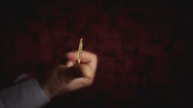 Yen Yuan kripto para birimi yazı tura atıyor. İşlem ve engelleme teknolojisi sembolü tura ya da kuyruğu döndürmek için yavaş 3d soyut kavram atar.