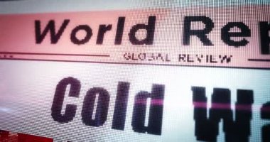 Soğuk savaş ve silahlanma yarışı politik çatışmalar günlük gazeteler mobil tablet bilgisayar ekranında okunuyor. Manşetlerle ekrana dokunun. Haber konsepti 3D.