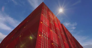 Çin, liman terminali iş konseptinde kargo konteynırlarını ihraç edip ithal ediyor. İçinde Çin bayrağı olan bir kargo kutusu. Gökyüzü ve güneş zamanı doluyor.