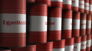 Poznan, Polonya, 12 Mayıs 2024: ExxonMobile petrol ve gaz varilleri kavramı. Exxon Mobil Şirketi ve petrol endüstriyel konteynırları 3D illüstrasyon.