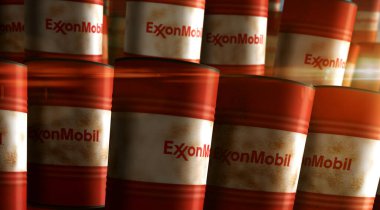 Poznan, Polonya, 12 Mayıs 2024: ExxonMobile petrol ve gaz varilleri kavramı. Exxon Mobil Şirketi ve petrol endüstriyel konteynırları 3D illüstrasyon.